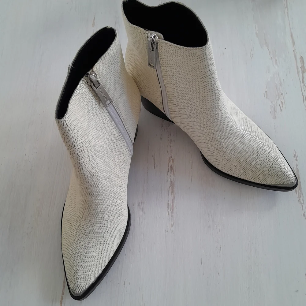 Calvin Klein Jeans Narice Ivory Pointed Toe Ankle Boots Block Heel Size 6